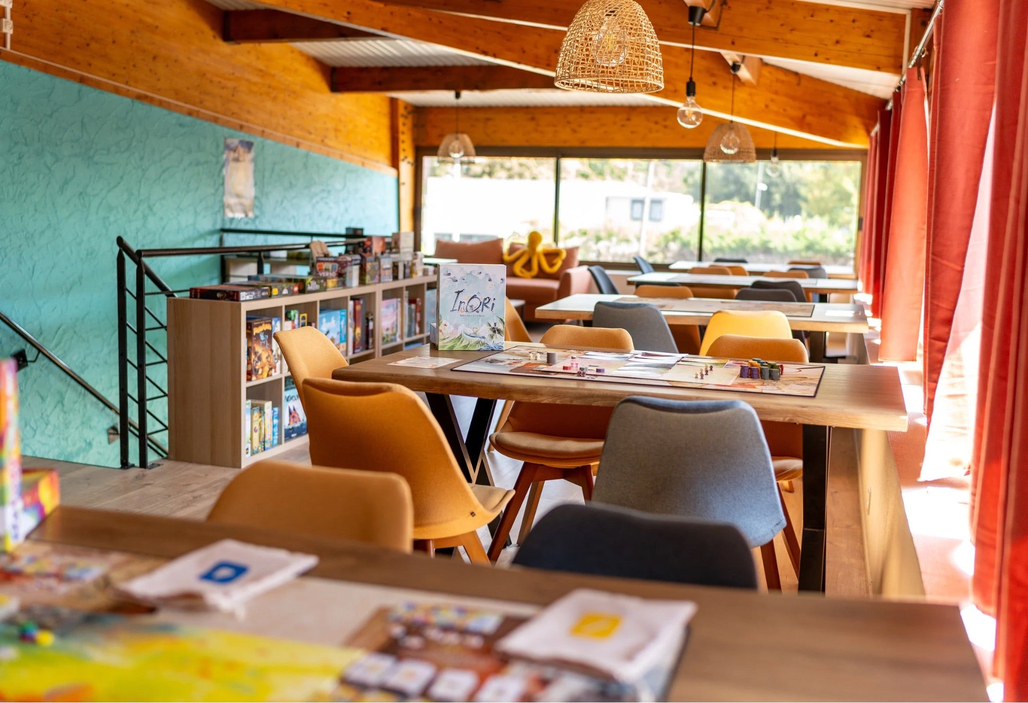 Espace café jeux Voyage Ludique avec tables et ludothèque