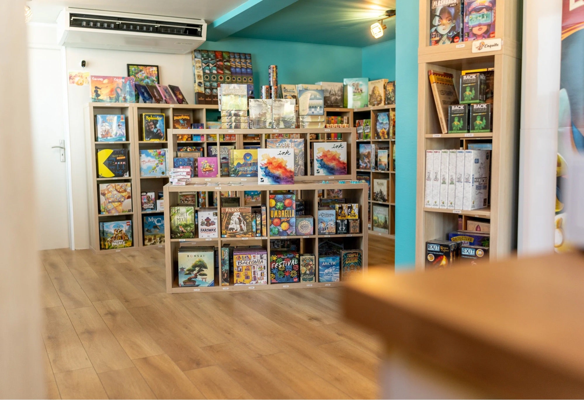 Rayons de jeux de société dans la boutique Voyage Ludique à Crolles